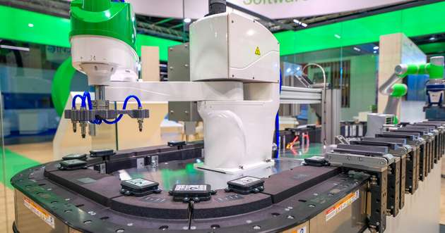 Mit Nachhaltigkeit gegen die Chipkrise: diese von Studenten des KIT entwickelte Maschine baut mithilfe von Schneider Electric-Technologien Halbleiter aus ausrangierten Elektrogeräten aus.