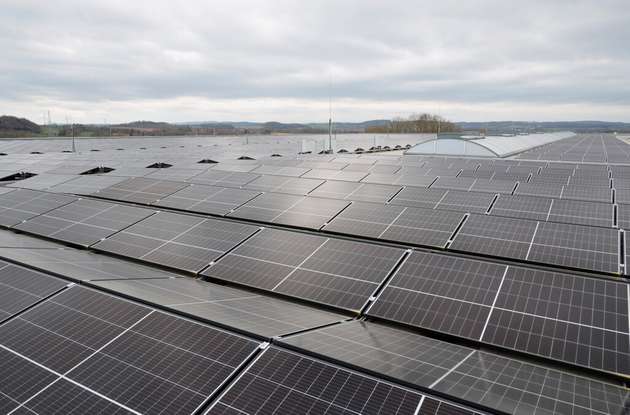 Photovoltaik-Panels auf dem Dach des neuen Industriegebäudes in Blomberg