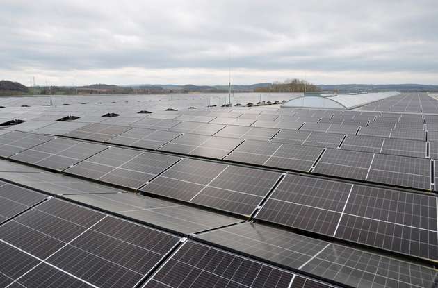 Photovoltaik-Panels auf dem Dach des neuen Industriegebäudes in Blomberg