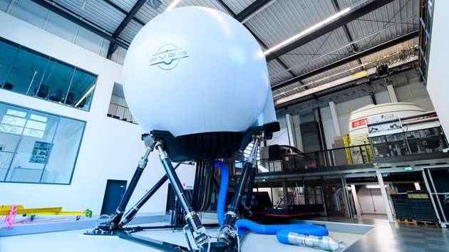 Das neue ISTAR-Simulatorcockpit ist mit der Bewegungsplattform des Simulatorzentrums AVES (Air Vehicle Simulator) kompatibel.