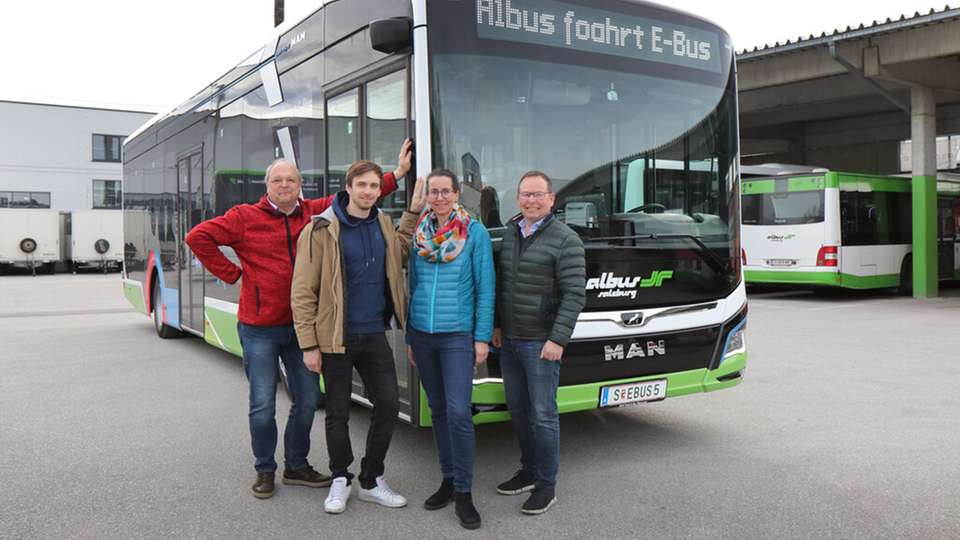 Von links nach rechts: Martin Weiß, EQOS Energie Österreich, Klaus Satz, Consilio Information Management, Projektleiterin Cornelia Zankl, Salzburg Research Forschungsgesellschaft, Hermann Häckl, Albus Salzburg Verkehrsbetrieb