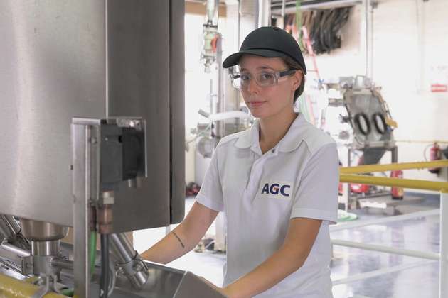 Eine Mitarbeiterin im Werk von AGC Pharma Chemicals in Malgrat bei Barcelona gibt papierlos Chargen frei.