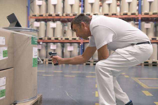 Qualität geht vor: Ein Mitarbeiter von AGC Pharma Chemicals scannt die Rohstoffe im Lager.