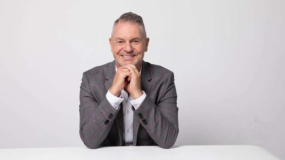 Dirk Kreuter ist Multi-Unternehmer, Speaker und Spiegel-Bestseller-Autor.