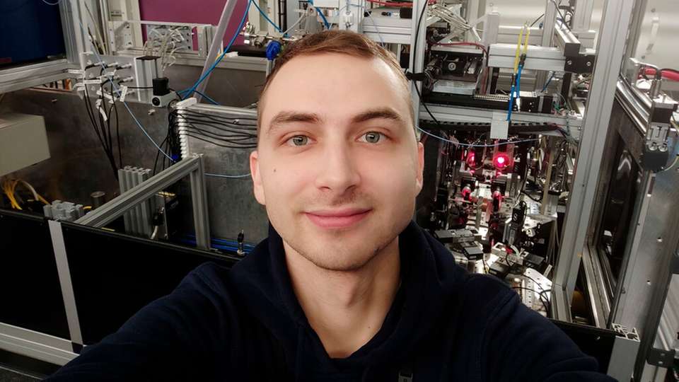 Doktorand Andrey Aslandukov in der Experimentierkabine der Synchrotronstrahlungsanlage: Er war an der Synthese von neuartigen Stickstoffeinheiten mit großem Energiespeicherpotenzial beteiligt.