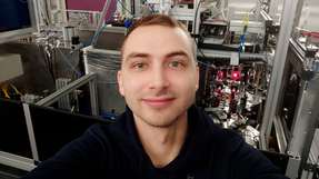 Doktorand Andrey Aslandukov in der Experimentierkabine der Synchrotronstrahlungsanlage: Er war an der Synthese von neuartigen Stickstoffeinheiten mit großem Energiespeicherpotenzial beteiligt.