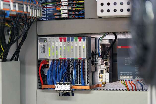 Die von den Drucktransmittern ermittelten Messdaten werden an das  BL20-I/O-System weitergegeben.