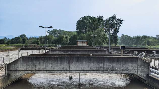Nach der Flut wurde zunächst ein Belüftungsbecken freigeräumt und mit einer mobilen Mietlösung ausgerüstet. Während die Biologie neu aufgebaut wurde, wurden die beiden übrigen Becken geräumt.