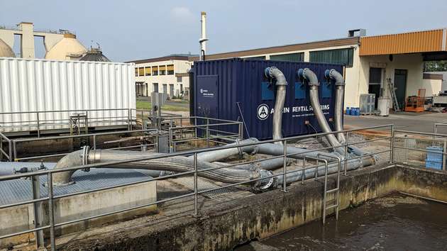 Im Mittelpunkt der mobilen Mietlösung von Aerzen Rental steht ein Container mit drei Turbogebläsen. Jedes Gebläse versorgt ein Belüftungsbecken bedarfsgerecht mit Sauerstoff.