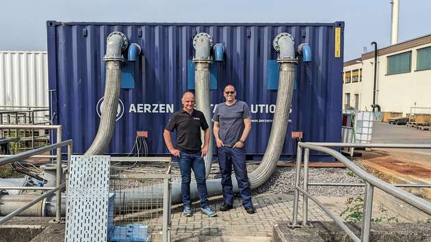 Von links: Peter Link (Account Manager, Aerzen Rental), Sascha Becker (Betriebsleiter Kläranlage Sinzig, AZV Untere Ahr) vor der mobilen Mietlösung, die den Betrieb der Abwasserreinigung in Sinzig sicherstellt 