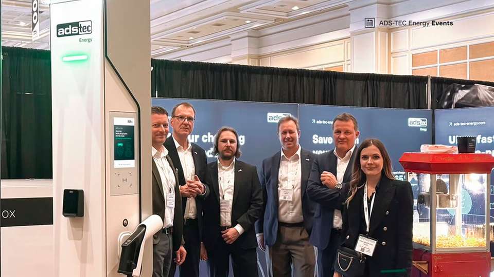 CEO und Gründer von Ads Tec Energy Thomas Speidel, zweiter von rechts, mit seinem Team auf der EV Charging Summit & Expo in Las Vegas.