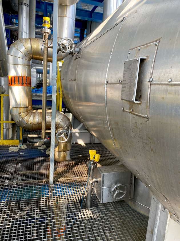 Im 3-Phasen-Separator messen geführte Radarsensoren Vegaflex 81 die Trennschicht zwischen Kohlenwasserstoff und Wasser.