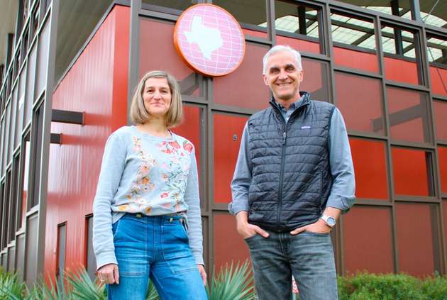 Esti Ukar (links) und Toti Larson leiten ein Projekt zur Herstellung von geologischem Wasserstoff aus Gestein. Sie sind beide Forscher im Büro für Wirtschaftsgeologie, einer Forschungseinheit der UT Jackson School of Geosciences.