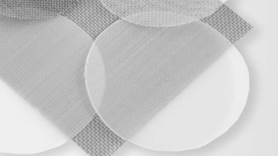 Die Filtration spielt eine entscheidende Rolle in industriellen Prozessen, indem sie feste Partikel aus Flüssigkeiten oder Gasen entfernt und so zur Aufarbeitung von Chemikalien und zur Verbesserung der Produktqualität beiträgt.