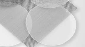 Die Filtration spielt eine entscheidende Rolle in industriellen Prozessen, indem sie feste Partikel aus Flüssigkeiten oder Gasen entfernt und so zur Aufarbeitung von Chemikalien und zur Verbesserung der Produktqualität beiträgt.