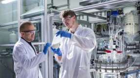Litona-Gründer Sebastian Büchele zeigt eine Flasche des Energiespeichermaterials Preußisch Weiß für Natrium-Ionen-Batterien.