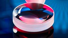 An den Oberflächen der geschliffenen Asphäre hinten streut das Licht. Vorne ist die gleiche Optik im laserpolierten Zustand zu sehen.