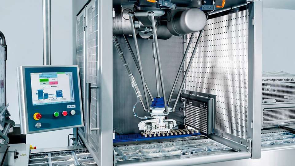 Mit neuem Design und neuer Automatisierungstechnik: Das Beladungssystem V-G-E von Singer & Sohn weckt großes Interesse in der fleischverarbeitenden Industrie.