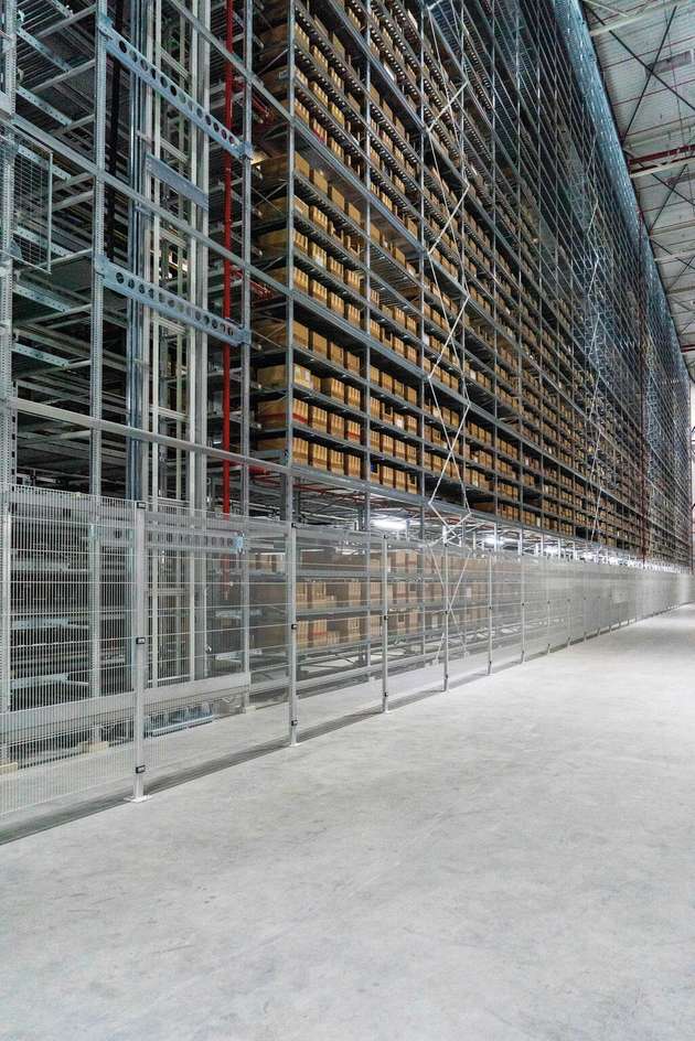 Die neuen Regalbediengeräte lagern nicht nur automatisiert Material und Waren ein und aus, sondern unterstützen auch die mit der Lagerhaltung verbundenen Prozesse.