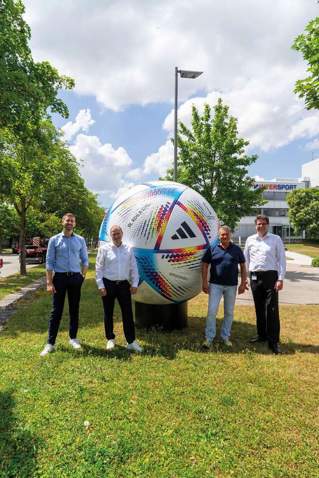 Sport und Antriebstechnik im Zeichen einer gelungenen Partnerschaft. Von links: Johannes Jakobi (SEW), Mark Vogt (Körber Supply Chain), Stefan-Marcel Schlepp (Intersport), Steffen Pfaadt (SEW)