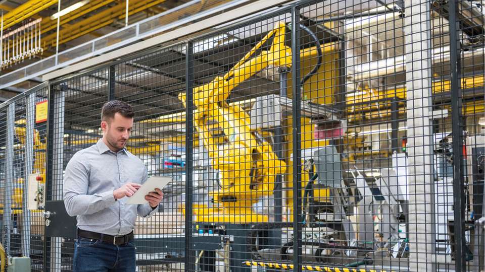 Maschinen und Anlagen werden im Laufe ihres Einsatzes durch Modernisierungen, Umbauten oder Erweiterungen verändert. Dies hat in der Regel auch unmittelbare Auswirkungen auf die Sicherheitsanforderungen der Maschine.  