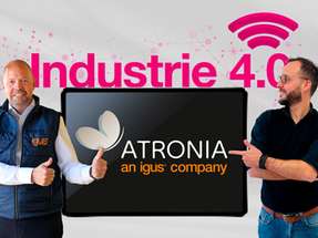 Michael Blass, Geschäftsführer Igus e-kettensysteme, und Carlos Alexandre Ferreira, Manager bei Atronia Tailored Systems, freuen sich über die gemeinsame Entwicklung von neuen Industrie 4.0 Produkten.