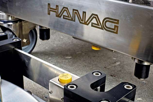 In dieser Applikation übertragen Turcks induktive Koppler berührungslos Leistung und Schaltsignale mobiler Sterilisationsbehälter – die ID des IO-Link-Sensors dient darüber hinaus zur sicheren Identifikation jedes Containers.