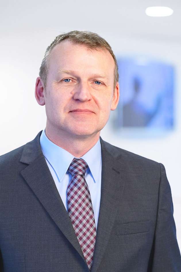 Reiner Grübmeyer, Director Product Management Systems & Software bei Kontron: „Durch die vollständige Integration von TSN in unsere Hardware einschließlich der Switches erleichtern wir Anwendern das Realisieren konvergenter Ethernet-basierender Netzwerke, auf denen parallel zum regulären IT-Datenverkehr auch zeitsynchronisierte, deterministische Kommunikation abläuft.“  