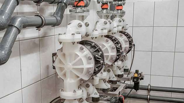 Die 1-Zoll Kunststoffpumpen mit ATEX-Zertifizierung fördern korrosive Chemikalien, Rohstoffe und industrielles Waschwasser mit enthalten Partikeln und Feststoffen.