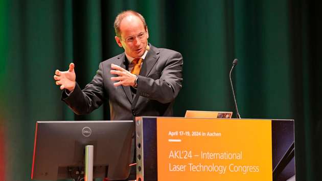Prof. Constantin Häfner eröffnete die Gerd Herziger Session mit seinem Vortrag „Auswirkungen von Digitalisierung und KI auf die Wertschöpfung und Geschäftsmodelle in der Lasertechnik“.