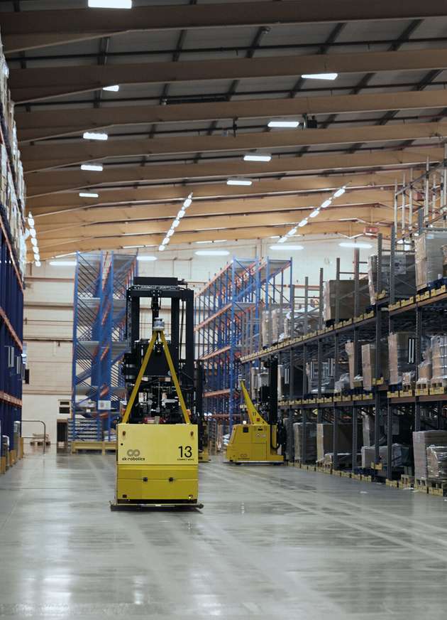 Bei einem führenden Hersteller von Deodorants, Dusch- und Hygieneprodukten befördern 17 Transportroboter der Serie Custom Move Paletten aus der Produktion und liefern sie unterschiedlichen Lagerbereichen über ein großes Durchlaufregal mit fünf Ebenen zu. 