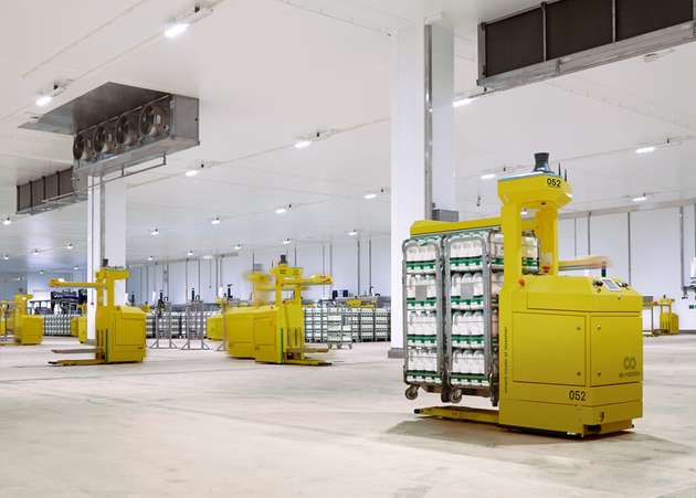 Als integraler Bestandteil der Intralogistik am Produktionsstandort Aylesbury, UK von Arla Foods, hat Ek Robotics 90 Custom Move Fahrzeuge geliefert, die über 10.000 Stellplätze in einem bodenebenen Blocklager bedienen. Seit 2014 sind die 90 maßangefertigten Transportroboter bei 2 °C Umgebungstemperatur 24/7 an 365 Tagen im Jahr im Einsatz. 