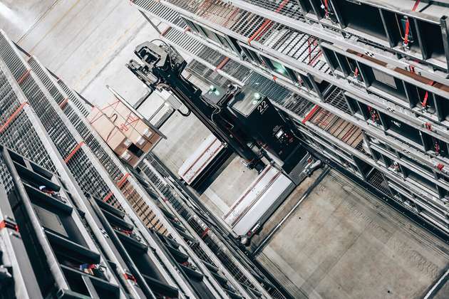 Für fehlertolerante Lasthandlings bei Warema sind zwei Transportroboter mit 3D-Objekterkennung von ek robotics ausgestattet. Die Software ist in der Lage eine Vielzahl an Paletten- und Lasttypen zu: klassifizieren, auszumessen und gleichzeitig eine Belegt-Prüfung bei Lastabgabe durchzuführen.