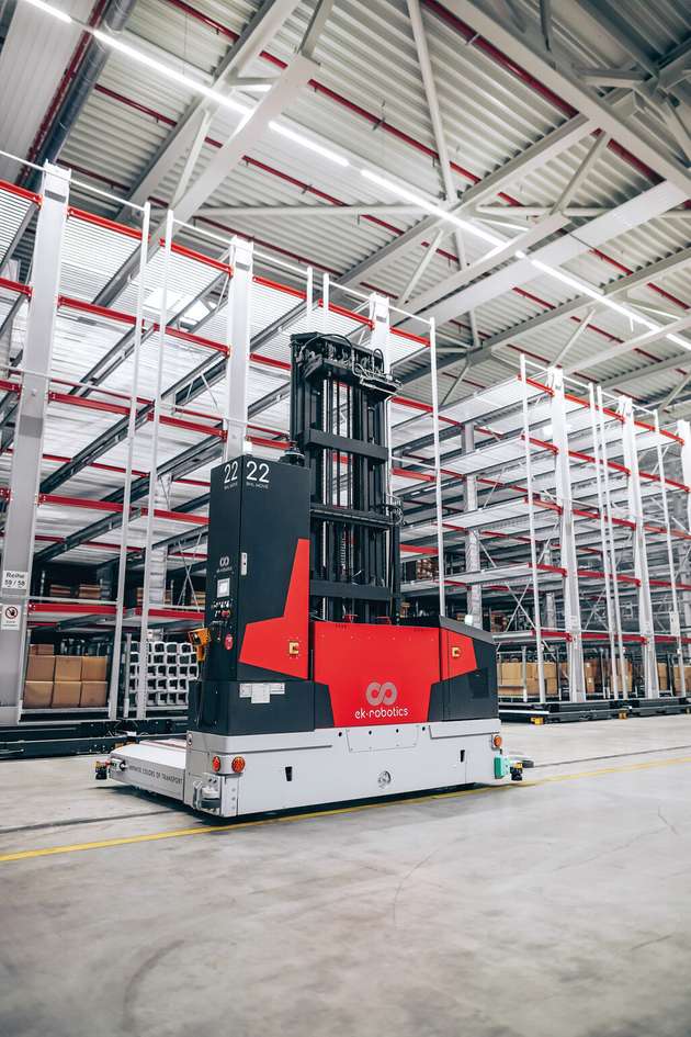 Mit zwei maßgeschneiderten Fahrerlosen Transportfahrzeugen, 4-Wege-Staplern der Serie BHL Move, findet bei Warema (Hersteller von Sonnenschutzsystemen) die Ein- und Auslagerung der Ware in zwei Verschieberegalen automatisiert statt.