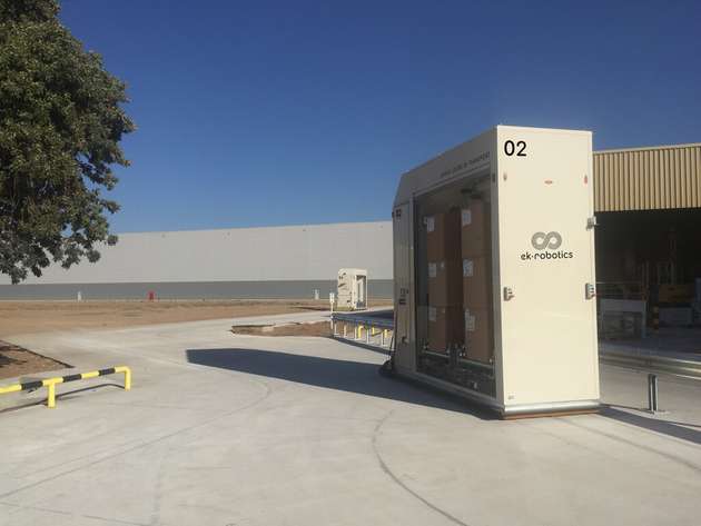 Mit fahrerlosen Transportsystemen werden nachhaltig effiziente Materialflüsse geschaffen und reibungslose Verknüpfung von Produktions- und Lagerhallen hergestellt – auch über den Außenbereich. 