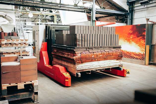 Für den Transport zwischen den Pressen und Tunnelofen bei RHI Magnesita in Radenthein wurden drei maßangefertigte fahrerlose Transportfahrzeuge der Serie Custom Move entwickelt. Der Schwertransport erreicht ein Gesamtgewicht von 26 t und ist 24/7 im Einsatz.  