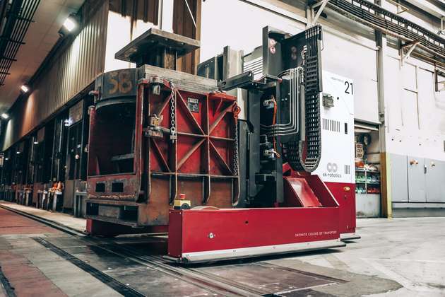 Ver- und Entsorgung der Pressen bei RHI Magnesita in Radenthein über zwei Transportroboter von Ek Robotics. Für die prozesssicheren Rüstwechsel mit den bis zu 6,5 t schweren Formen, ist Genauigkeit im Millimeterbereich gefragt. 