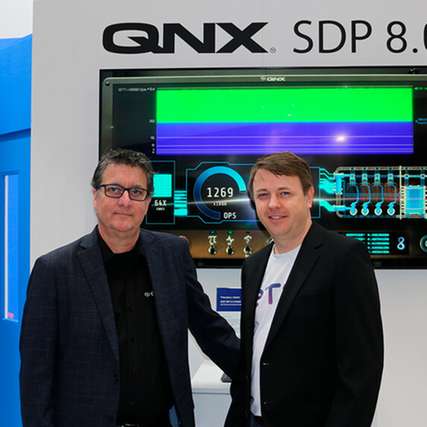 Grant Courville, Vicepresident, Products & Strategy, bei BlackBerry QNX und Thomas Hahn, Etas Produktmanager, freuen sich auf der Embedded World Messe in Nürnberg über die neue Partnerschaft.