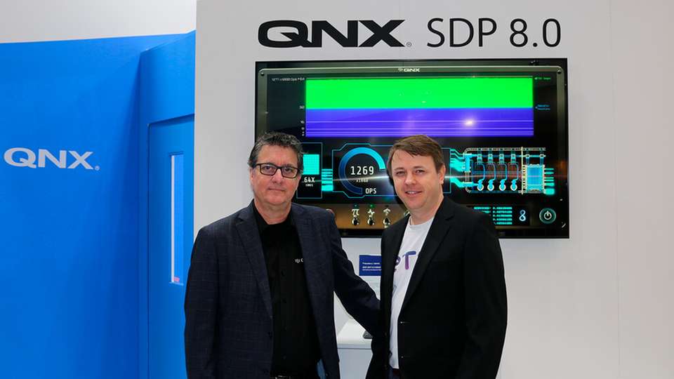 Grant Courville, Vicepresident, Products & Strategy, bei BlackBerry QNX und Thomas Hahn, Etas Produktmanager, freuen sich auf der Embedded World Messe in Nürnberg über die neue Partnerschaft.