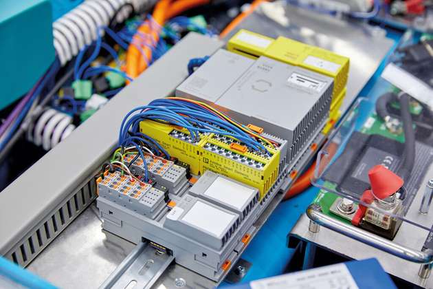 In Kombination mit der linksanreihbaren Sicherheitssteuerung SPLC1000 stellt die PLCnext-Steuerung eine performante Lösung für FTS dar. Die I/O-Systeme Axioline SE und F erlauben eine individuelle Anpassung an die Applikation, beispielsweise mit dem CAN-Modul.