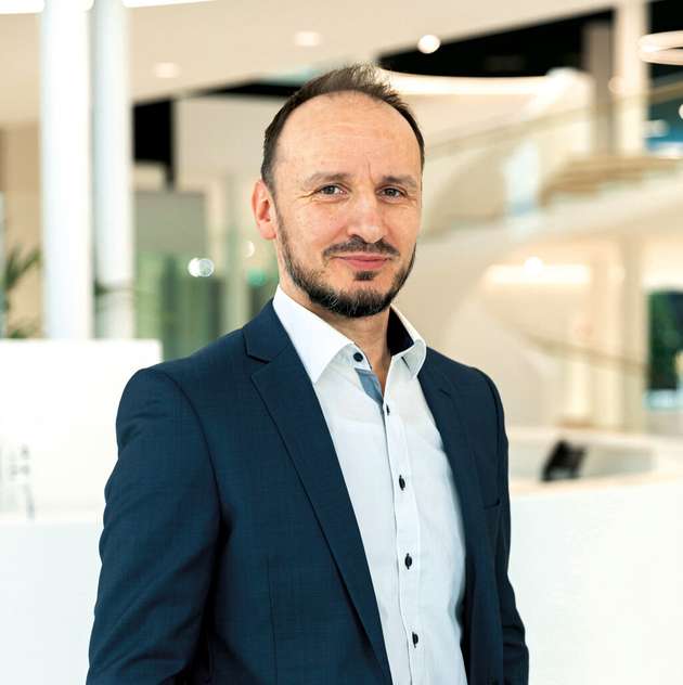 Lazaros Patsakas, Global Segment Manager, Medical Device Assembly, B&R: In der Medizin- und Pharmaindustrie revolutionieren Automatisierung und flexible Produktionstechnologien die Herstellungsprozesse und führen zu einer höheren Effizienz und Agilität. Die intelligenten Automatisierungs-, Mechatronik- und Digitallösungen von B&R ermöglichen Flexibilität, reduzieren Fehler und verbessern die Produktqualität im gesamten medizinischen und pharmazeutischen Herstellungsprozess. Durch den Fokus auf Skalierbarkeit, Anpassungsfähigkeit und Effizienz sind Hersteller in der Lage, schnell auf sich ändernde Anforderungen zu reagieren und gleichzeitig die Einhaltung strenger regulatorischer Standards sicherzustellen, was letztendlich Innovationen vorantreibt und die Patientenversorgung verbessert.