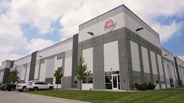 Die neue 17.280 m2 große Produktionsstätte von Dot‘s in Kansas zeichnet sich durch eine durchgängig automatisierte Produktzubereitung, -handhabung und -verpackung aus.