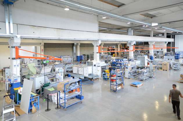 Blick in die Produktionshalle von Mobert: Die italienische Firma stellt unter anderem Verpackungsanlagen für Lebens- und Arzneimittel her.