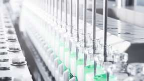 Beim Füllen und Verschließen von Glasbehältnissen für flüssige Arzneimittel gilt es, Staus und Glasbruch zu reduzieren. 