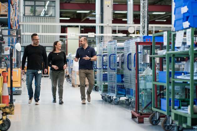 Bei den technischen Audits schaut sich Syntegon bestehende Anlagen von Kund:innen vor Ort genau an und identifiziert Verbesserungspotenziale. 