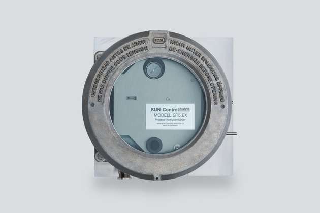 Der Analysenkühler ist für Gasatmosphären der höchsten Explosionsgruppe IIC und Staubatmosphären der Gruppe IIIC zugelassen. 