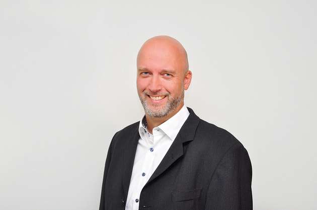 Axel Wieczorek, Head of Sales bei Schukat Electronic: Der Distributor Schukat und Taiwan Semiconductor (TSC) blicken in diesem Jahr auf eine sehr erfolgreiche, 20-jährige Partnerschaft zurück. Im Zuge dieser Zusammenarbeit stellen sie gemeinsam auf der PCIM aus. Sie zeigen dem Fachpublikum unter anderem TSCs erste WBG SiC 650V Schottky-Diode für noch bessere Effizienz in Hochleistungssystemen. Sie ermöglichen dank geringer kapazitiver Ladung deutlich höhere Schaltfrequenzen bei geringeren Schaltverlusten und arbeiten zuverlässig bei Sperrschichttemperaturen von bis zu +175 °C. So eignen sie sich für hocheffiziente AC-DC-, DC-DC- und DC-AC-Anwendungen, wie in USV-Anlagen, Solar-Wechselrichtern oder Rechenzentren. PCIM 2024: Halle 9, Stand 626