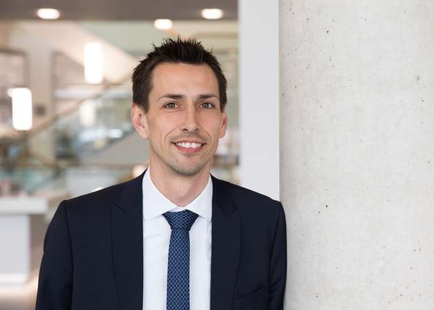 Viktor Dick, Produktmanager PCB Connections bei Wago: Auf der PCIM Europe zeigen wir den Besuchern, wie einfach Drives verdrahtet werden können und mit welchen Werkzeugen besonders schnell und problemlos abisoliert, gecrimpt und angeschlossen werden kann. Wir präsentieren das komplette Spektrum an Lösungen für den Geräteanschluss – von der Signalebene bis hin zur Leistungselektronik. Der Fokus liegt dabei auf unserer Geräteanschlusstechnik mit Hebeln, denn die werkzeuglose und intuitive Hebeltechnologie vereinfacht die Verdrahtung. Von Vorteil ist das vor allem beim Feldanschluss. Auf unserem Messestand können die Besucher die Produkte live erleben und wir sprechen darüber, welche Klemmen oder welche Steckverbinder am besten in ihre Anwendung passen. PCIM 2024: Halle 6, Stand 416