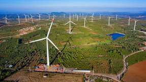 Die sechs Turbinen sind mit einer Nabenhöhe von 112 m die derzeit größten Onshore-Windenergieanlagen im Land.