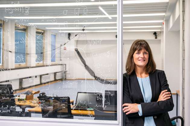 Prof. Angela Schoellig in ihrem Learning Systems and Robotics Lab, in dem sie die Choreographien mit den Flugrobotern entwickelt hat.